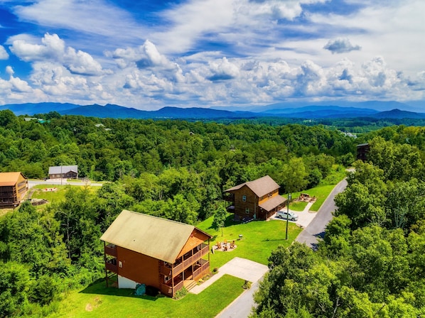 Smoky Oaky Lodge is nestled in a beautiful mountain setting