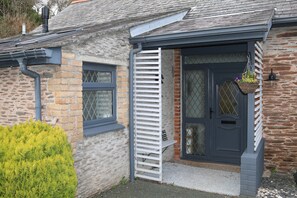 Upper Carlane Court - Entrance
