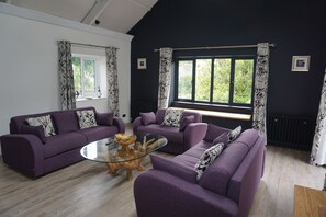 Upper Carlane Court - Lounge 