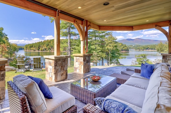 Waterfront: panoramic lake and mountain views