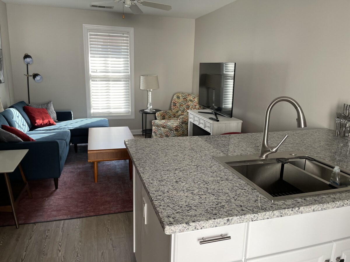 Carriage House With Modern Kitchen Downtown on Perry Lane