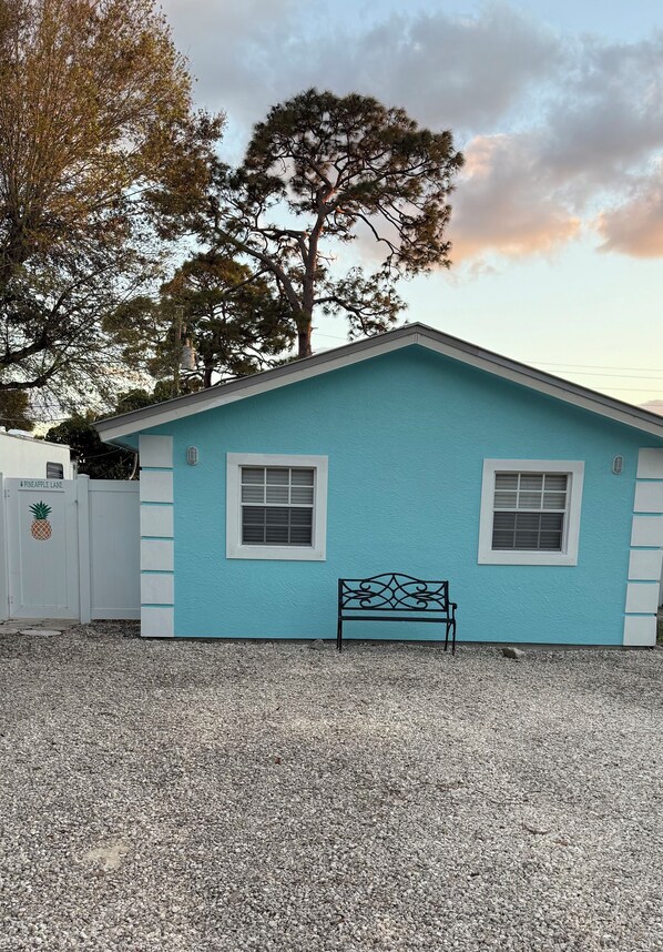 Downtown Stuart cottage-private entry-fenced in with outdoor areas to relax.