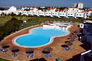 Espace piscine avec bassin séparé pour les enfants et grande terrasse
