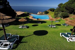 espace piscine exclusif avec chaises longues