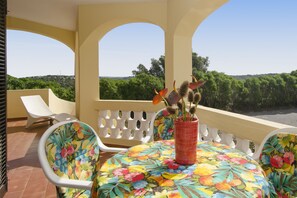 Esstisch auf der überdachten Terrasse im Obergeschoss