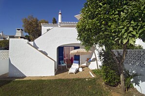 Garten mit Orangenbaum und kleiner mediterranen Terrasse