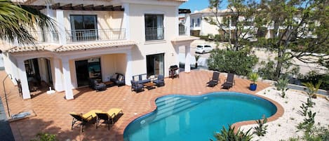 Terraza de Villa Minamar con piscina contigua