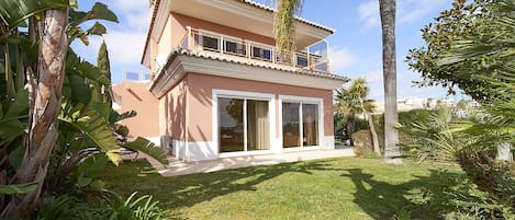 Garden of Quinta Marina with palm tree and banana bushes