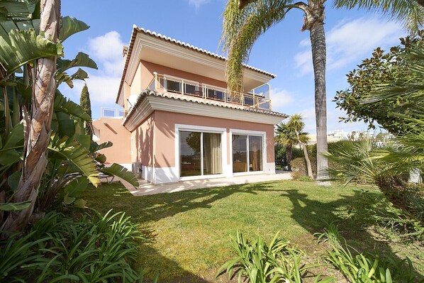 Garden of Quinta Marina with palm tree and banana bushes