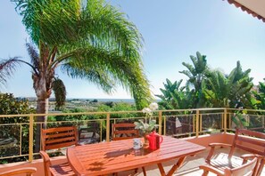 Vue sur la mer depuis le balcon de Meia Praia