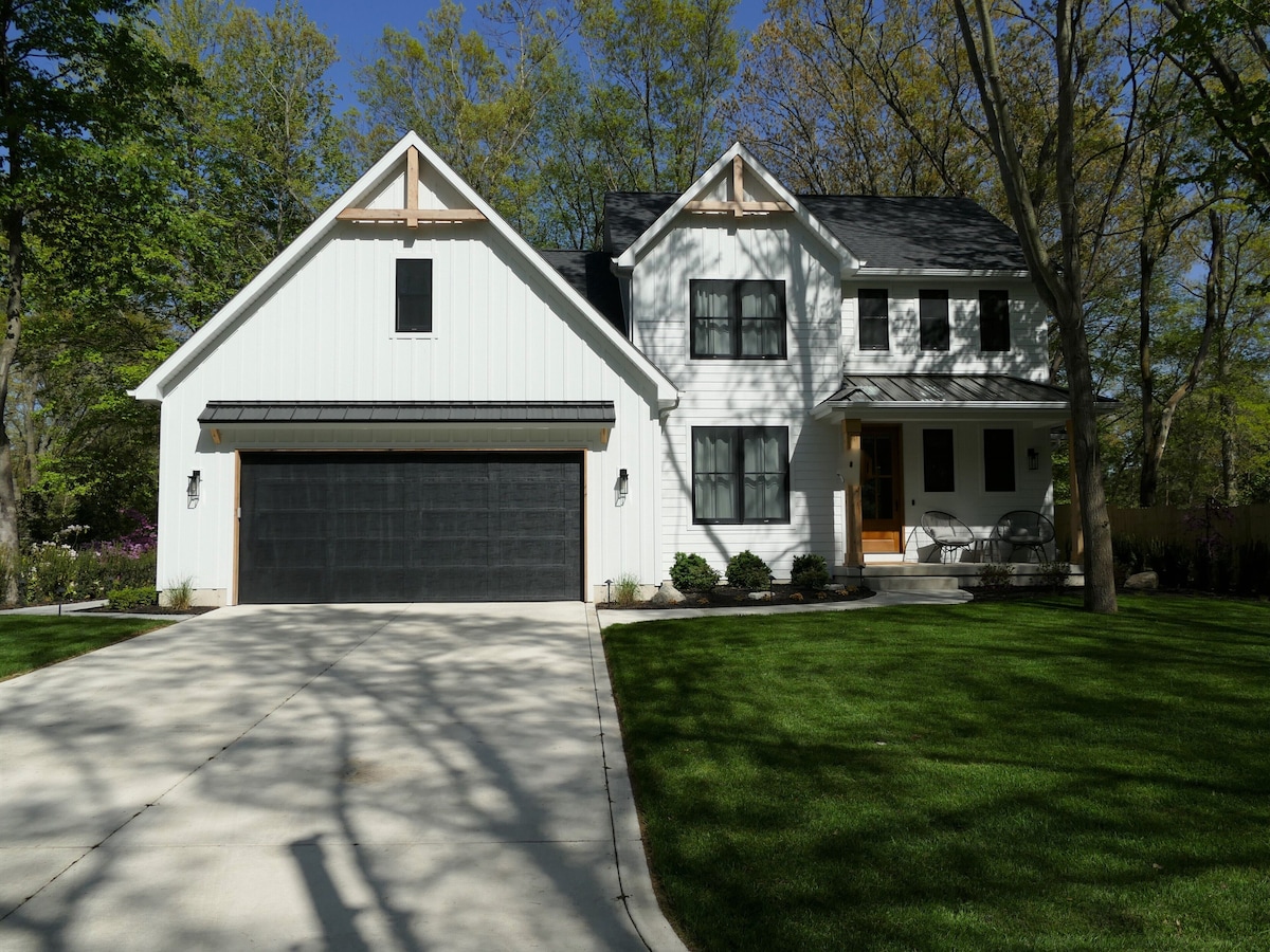 Modern Farmhouse Retreat-10 Min Walk to Lake Michigan-Hot Tub-Sauna