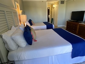 2 Queen Size Beds
