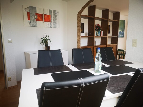 Ferienwohnung , 65 qm, 2 Schlafzimmer, Balkon, max. 4 Erwachsene + 1 Kind-Esszimmer