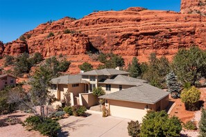 Luxury 4 bedroom home in Village of Oak Creek