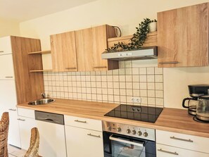 Cabinetry, Countertop, Eigentum, Herd, Küchengerät, Küche, Holz, Cooktop, Haushaltsgerät, Schublade