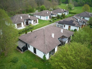 Gebäude, Fenster, Pflanze, Baum, Haus, Natürliche Landschaft, Grundstueck, Hütte, Gras, Wohngebiet