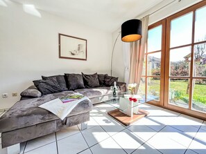 Möbel, Interior Design, Flooring, Fussboden, Couch, Zimmer, Holz, Wohnzimmer, Decke, Beleuchtung