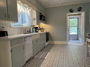 Spacious Renovated Well-Equipped Kitchen w/Farmhouse Flavor.