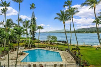 Beautiful Lae Nani - Oceanfront 2 bedroom 2 bath condo with AC