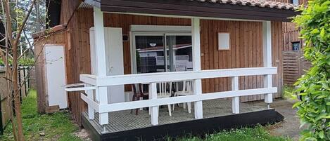 Chalet en bois avec terrasse et petit jardin