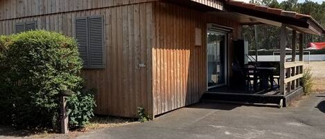 Chalet en bois dans Village de Vacances avec piscine, 3 pers