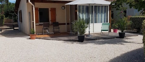 Maisonnette 2 chambres dans village avec piscine