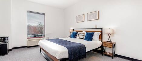 CozySuites CWE, cutting edge King hotel suite with free parking!