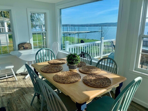 Enjoy dinner or breakfast with a view!!
