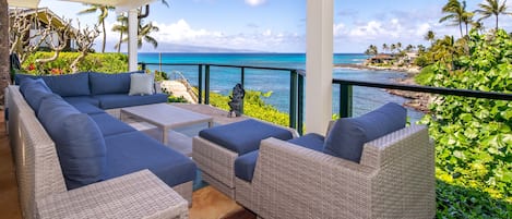 Oceanfront lanai living room