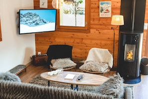 Salon avec tv et poêle à granule