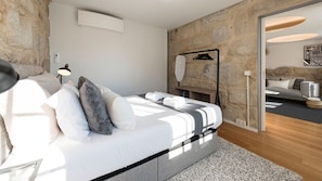 This bedroom is perfect for 2 people, being either a couple enjoying their time or a duo of friends wanting to explore the city #airbnb #airbnbporto #portugal #pt #porto