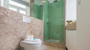 What better way to start your day than to have a nice warm shower to wake up #airbnb #airbnblisbon #portugal #pt #lisbon