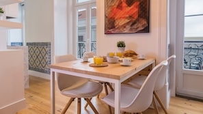 The perfect spot for a delicious breakfast with your loved ones #airbnb #airbnblisbon #portugal #pt #lisbon