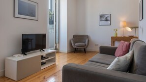 Imagine sitting here and catching up on your favorite show after a long day spent exploring the city #airbnb #airbnblisbon #portugal #pt #lisbon
#decoration #livingarea #home