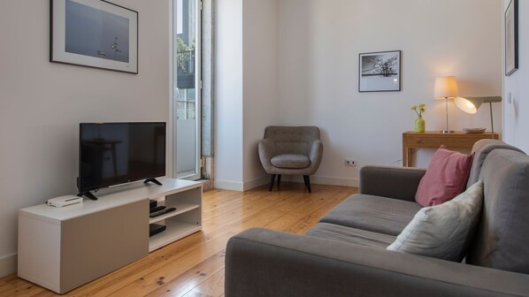 Imagine sitting here and catching up on your favorite show after a long day spent exploring the city #airbnb #airbnblisbon #portugal #pt #lisbon
#decoration #livingarea #home