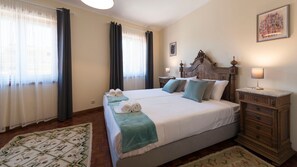 Spacious and master bedroom with 2 single beds, direct light and AC #airbnb #airbnbporto #portugal #pt #porto #cozy