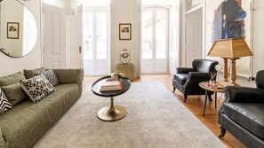 The large windows let in tons of sunlight throughout the day! Imagine sitting down and reading a good book on the soft sofa first thing in the morning. #airbnb #airbnblisbon #portugal #pt #lisbon