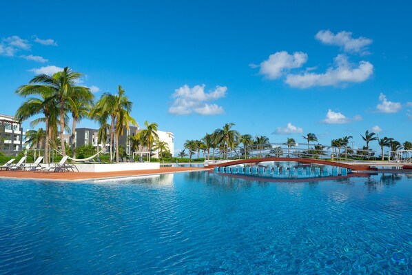 Mareazul Pool