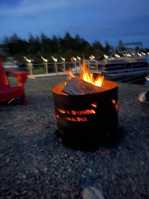 There’s a fire pit in the front near the water. 