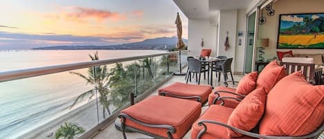 Large patio with 180 panoramic views.