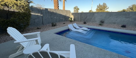 Beautiful Pool with a wetdeck Pool/Hottub can be fenced if needed for children