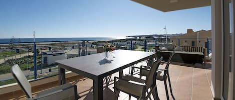 Balcon avec vue magnifique sur la plage et la mer