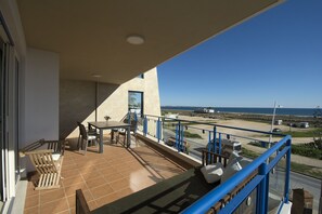 Terrace with dining table and sea view of Meia Praia