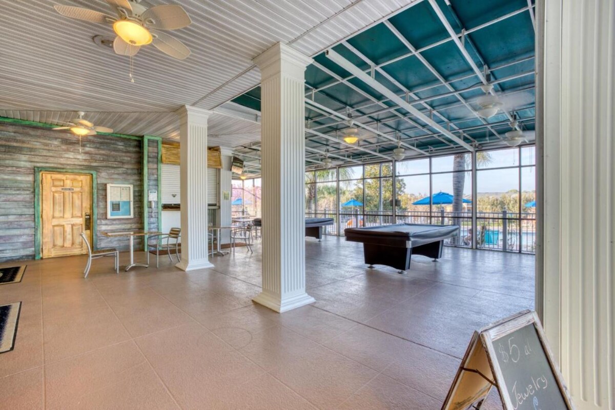 Cheerful 2 bedroom Condo close to Disney w/pool and Spa.