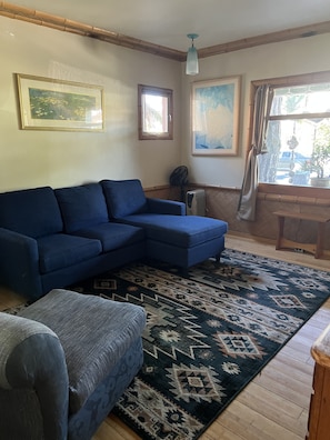 Tiki Apartment
Livingroom
1-Bed/1 bath Fully furnished