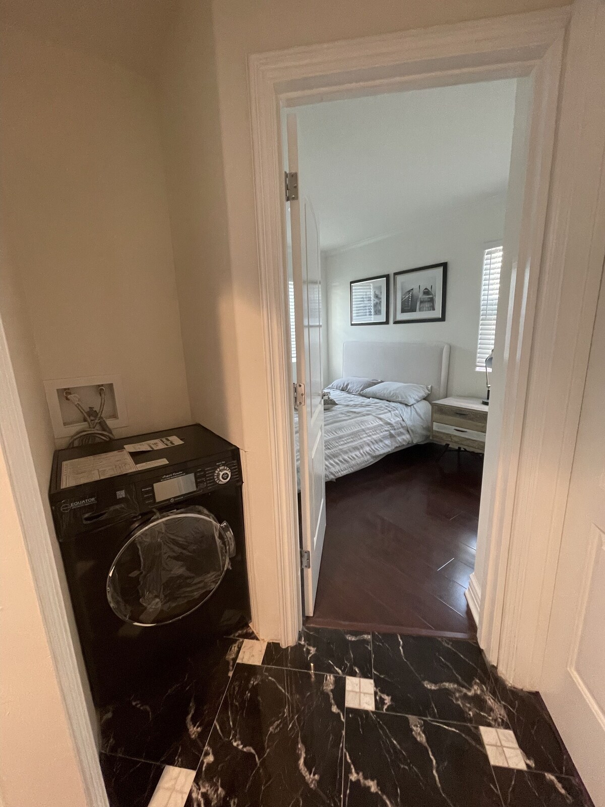 Beautiful, cozy 2 bedrooms and 1.5 bathrooms townhouse 3 min from the beach
