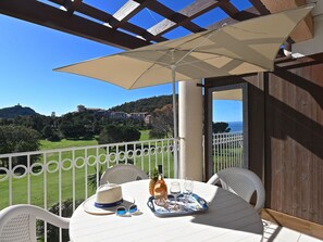 Jour, Bâtiment, Ciel, Bleu Azur, Fenêtre, Architecture, Table, Condominium, Bois, Rayonnage