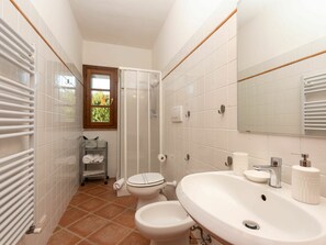 Robinet, Miroir, Luminaire Plomberie, Lavabo, Évier, Propriété, Bâtiment, Salle De Bains, Design Intérieur, Éclairage