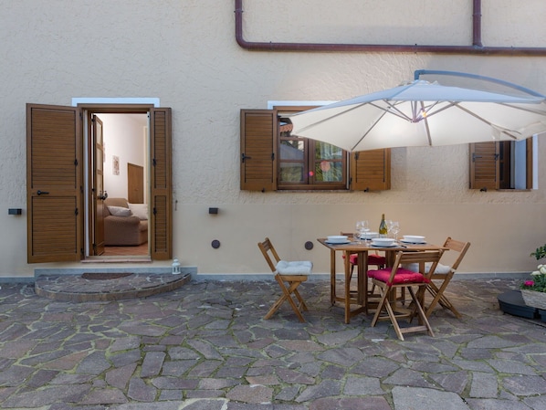 Table, Meubles, Propriété, Chaise, Bois, Bâtiment, Architecture, Porte, Pot De Fleur, Design Intérieur