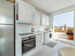 Countertop, Cabinetry, Property, Plant, Flowerpot, Kitchen Stove, Houseplant, Kitchen, Window, Kitchen Appliance